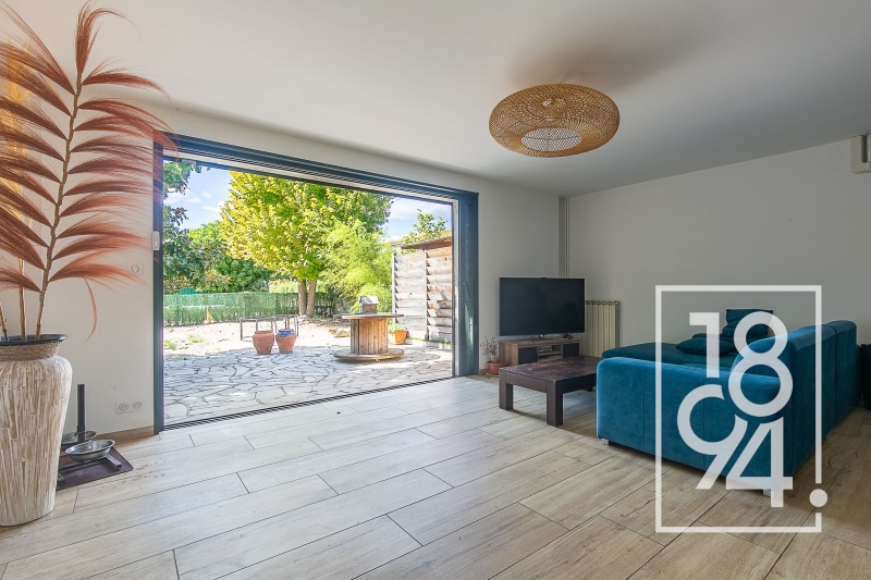 Maison avec piscine + 2 studios indépendants – 1081 m² de terrain !