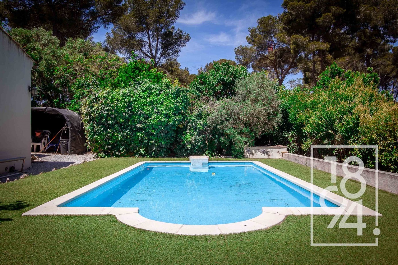 Demeure Familiale de 118m2, T5 en bordure de Castillon, jardin, piscine, garage, dépendances.