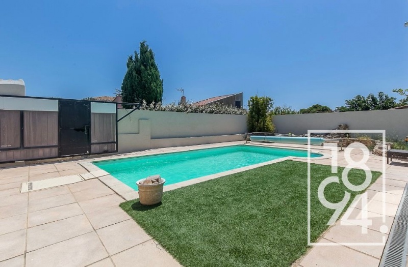 Maison, 4 chambres et 1 bureau avec piscine à Carro