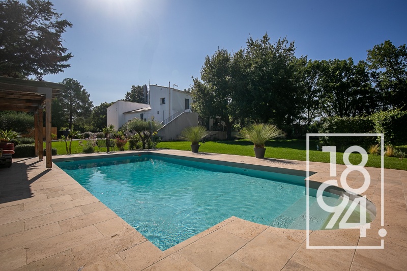 EN EXCLUSIVITÉ Villa 6/7 pièces de 230m2, terrain paysagé 3350m2, piscine, pool house, City stade, terrain de boule et 15 places de parking.