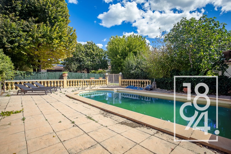 Maison avec piscine + 2 studios indépendants – 1081 m² de terrain
