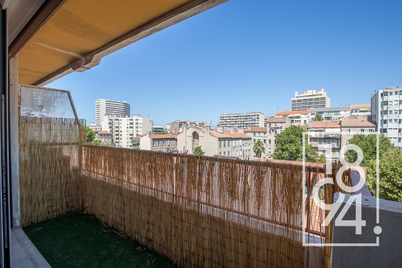 Appartement traversant de type 3 de 86m2 avec 2 balcons et une cave.