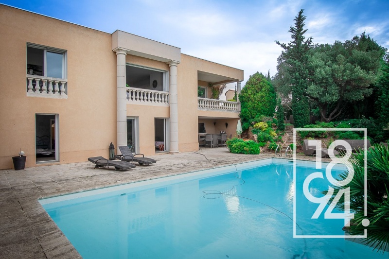 Villa traversante de 200 m²  de type 6/7 avec vue mer, piscine et grand terrain – La Seyne-sur-Mer
