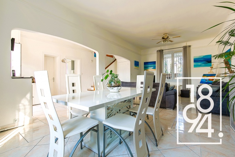 Maison des années 30 d'environ 110m2 et dépendances(30m2 environ) avec Jardin  Piscine Hors Sol sur Chateauneuf les Martigues