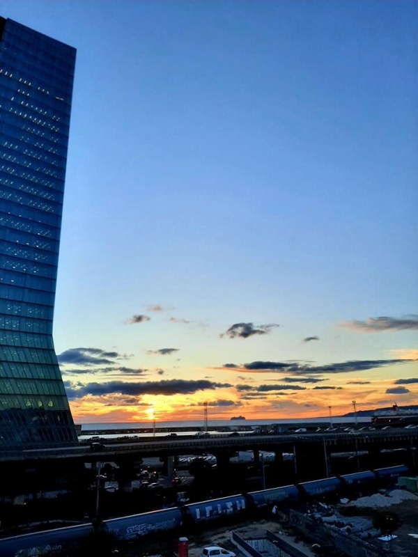 A VENDRE T 2 DERNIER ETAGE SECTEUR JOLIETTE VUE MER
