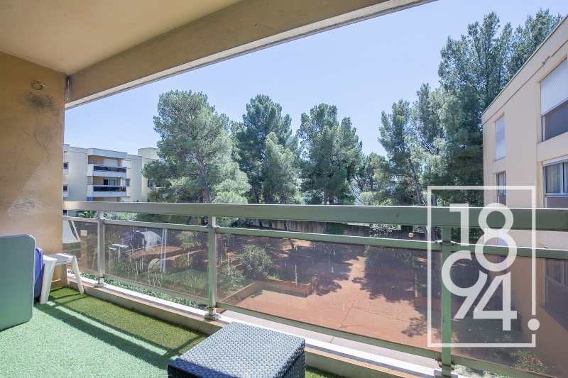 Traversant de type 4 de 98 m² avec terrasse ,ascenseur ,cave ,parking et gardien