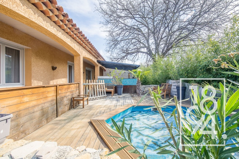 Maison de plein pieds avec piscine, jardin et garage, au calme.