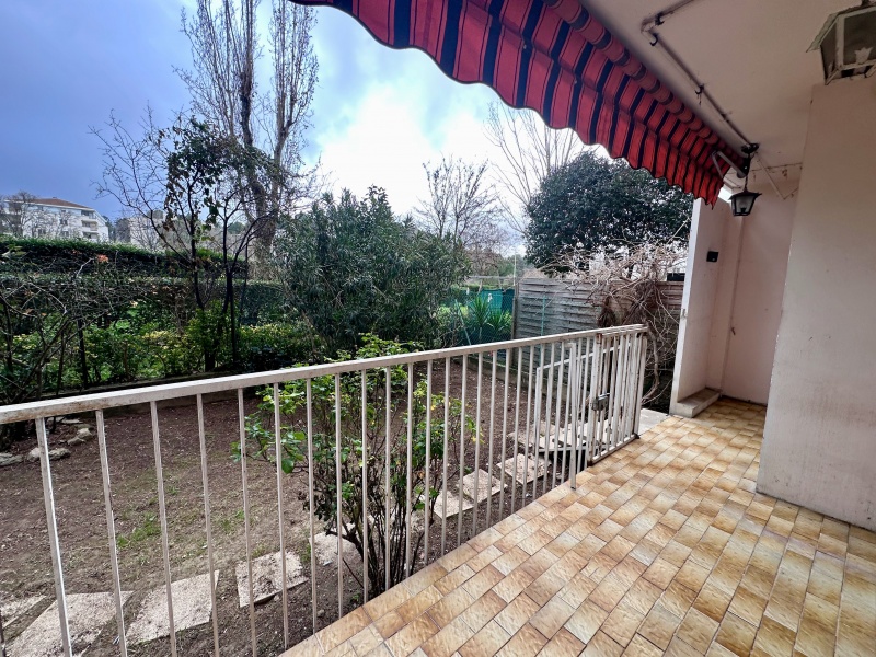 Appartement À Vendre T3 de 63m2 avec son extérieur de 51m2 + place de parking privative résidence sécurisée, calme et bien entretenue. Les Caillols 13012