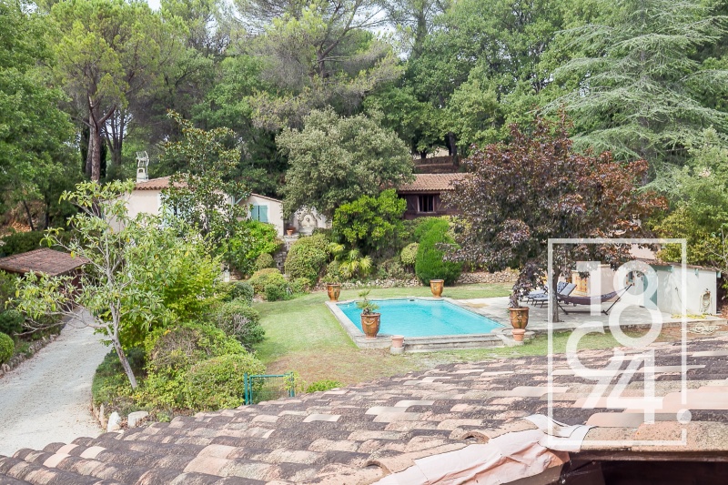 Villa de 184m2 avec ses dépendances, au calme sans vis à vis aux Pinchinats