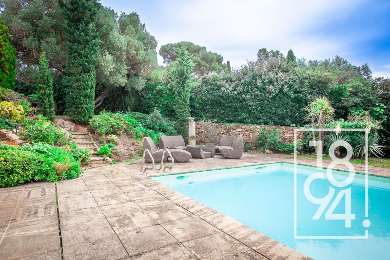 Villa traversante de 200 m²  de type 6/7 avec vue mer, piscine et grand terrain – La Seyne-sur-Mer