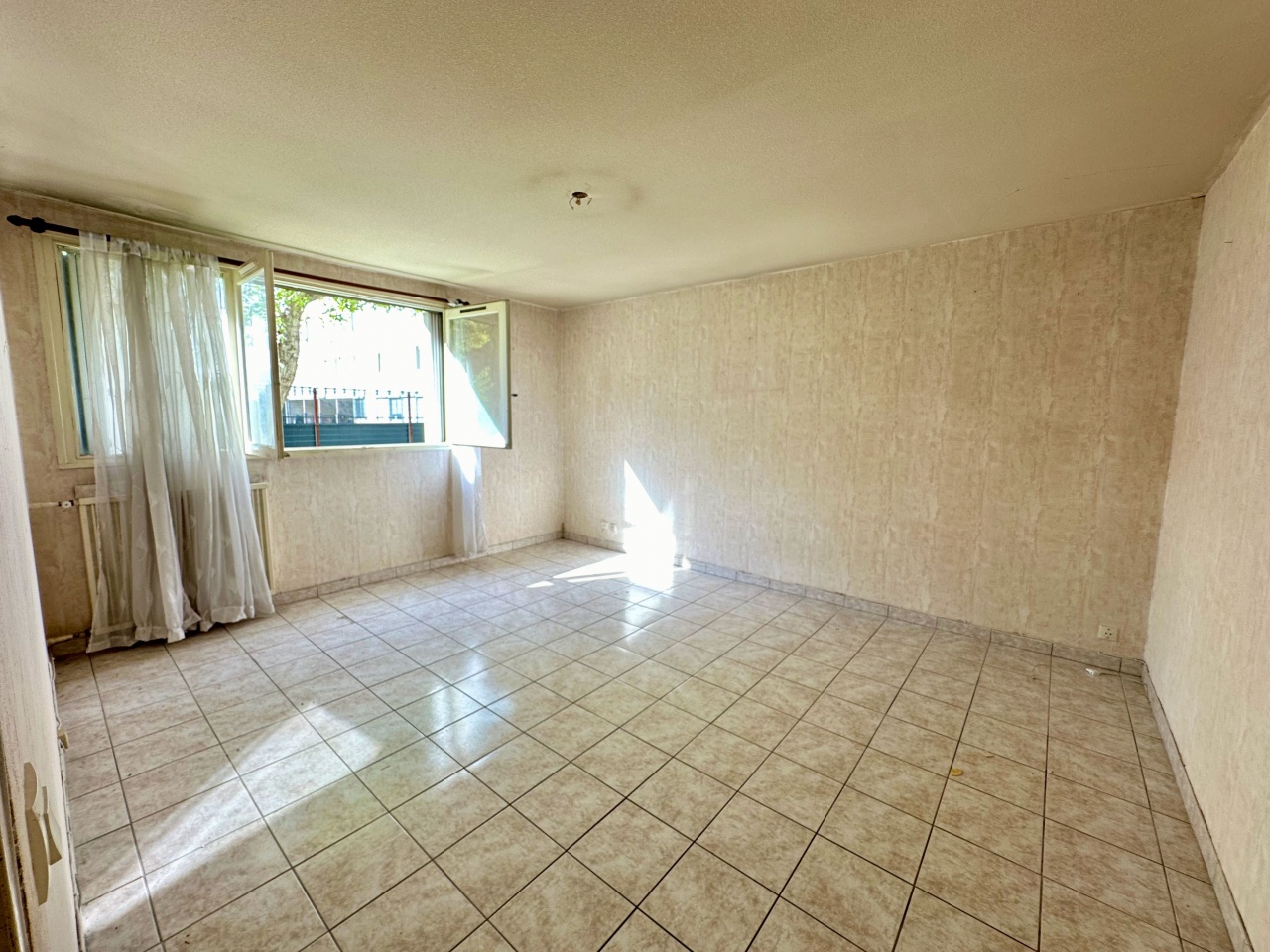 Appartement À Vendre T3 de 71m2 à rénover secteur de St Tronc résidence Castel Roc