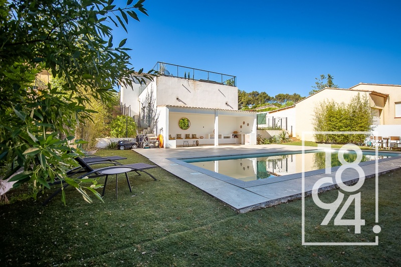 Maison contemporaine traversante de 4 pièces de 165m2 en R+1 sur un terrain de 1200m2 avec une piscine et un sous sol.