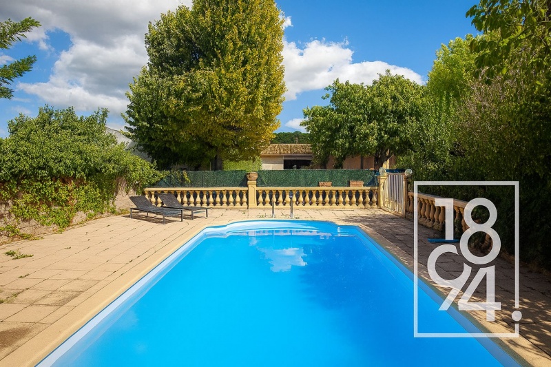 Maison avec piscine + 2 studios indépendants – 1081 m² de terrain !