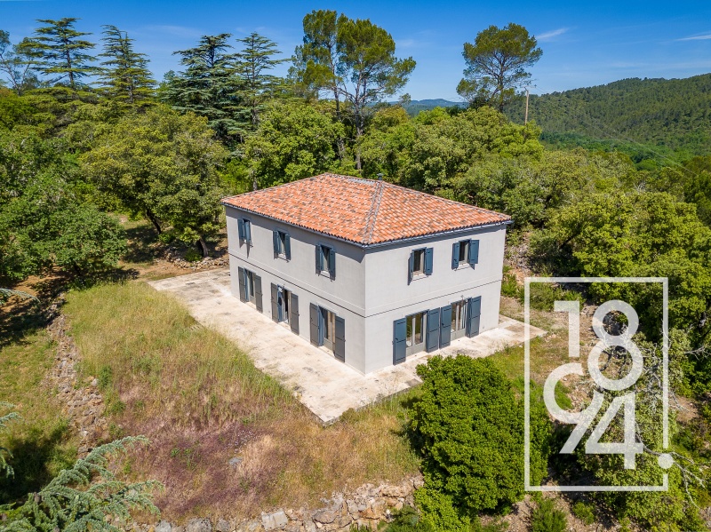 A vendre villa contemporaine de 227m2 avec vue exceptionnelle, prestations haut de gamme sur une parcelle de 1,2ha