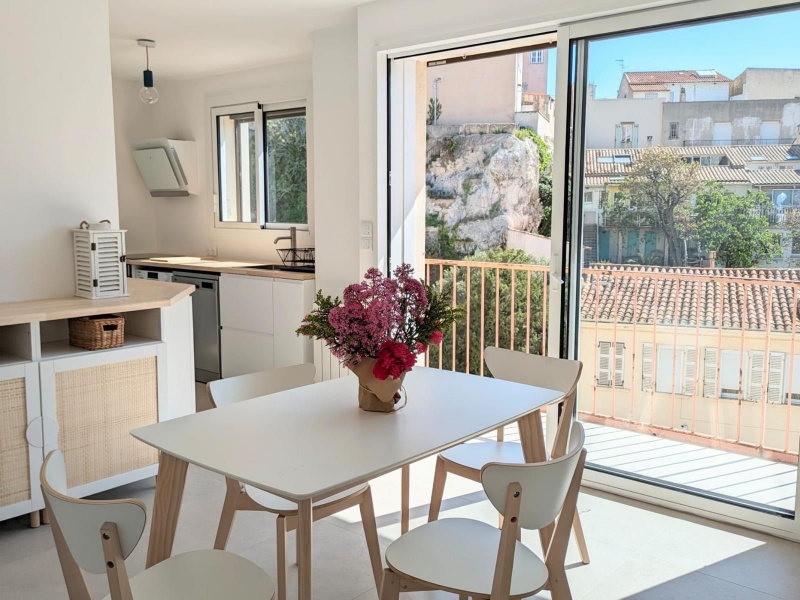 Appartement de type 3/4 de 65m2 entièrement rénové avec une vue mer, un balcon, une cave et une place de parking privative.