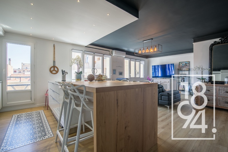 Appartement À Vendre T3 de 66m2 entièrement rénové, traversant, avec Balcon dans une résidence calme et bien entretenue idéalement situé quartier de St Victor Marseille 13007