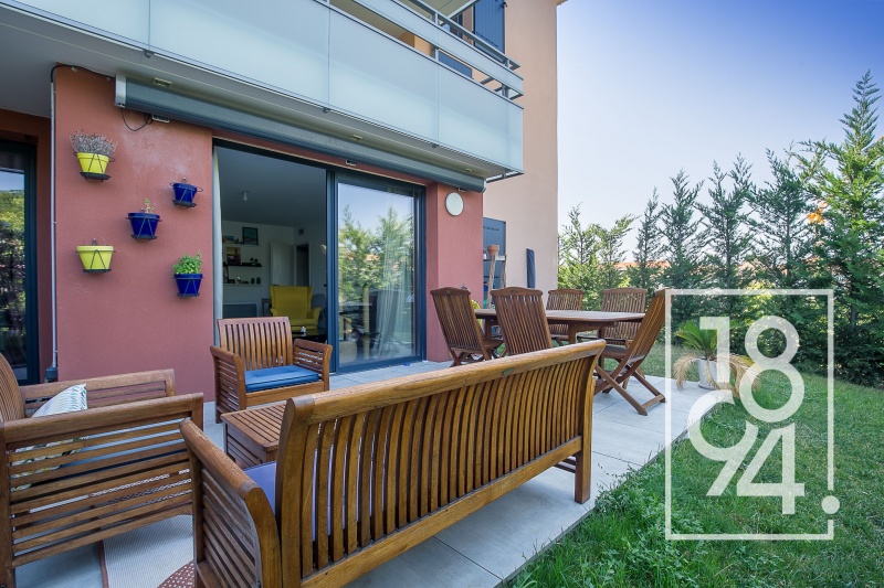 Appartement en rez-de-jardin de type 4 de 75m2 avec un box fermé en sous-sol.