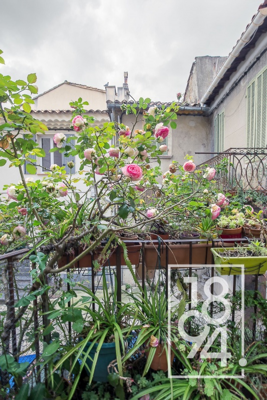 À Vendre maison de village d'environ 145m2 en R+2 avec un grand garage de 43,5m2 village des Camoins