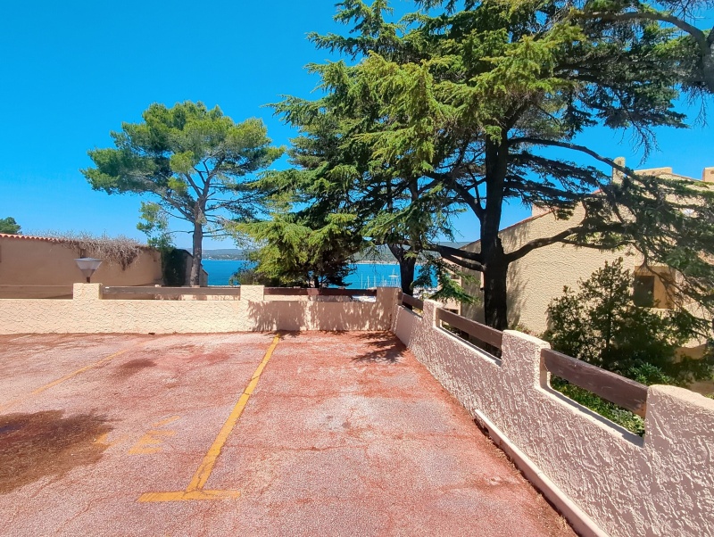 EXCLUSIVITE studio entièrement meublé d'environ 20 m² avec une place de parking