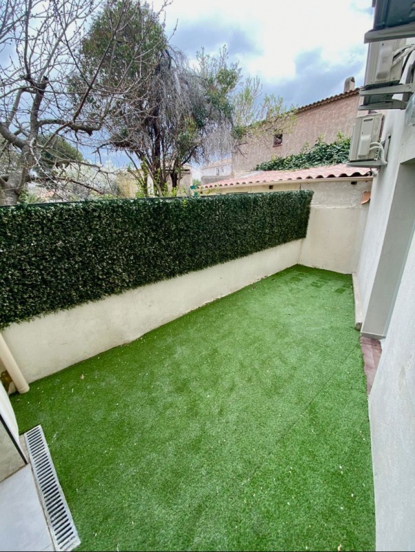 Appartement À Vendre T1/2 d’environ 35m2 rénové avec terrasse dans un immeuble récent très bien entretenu en plein coeur du village de Beaumont 13012