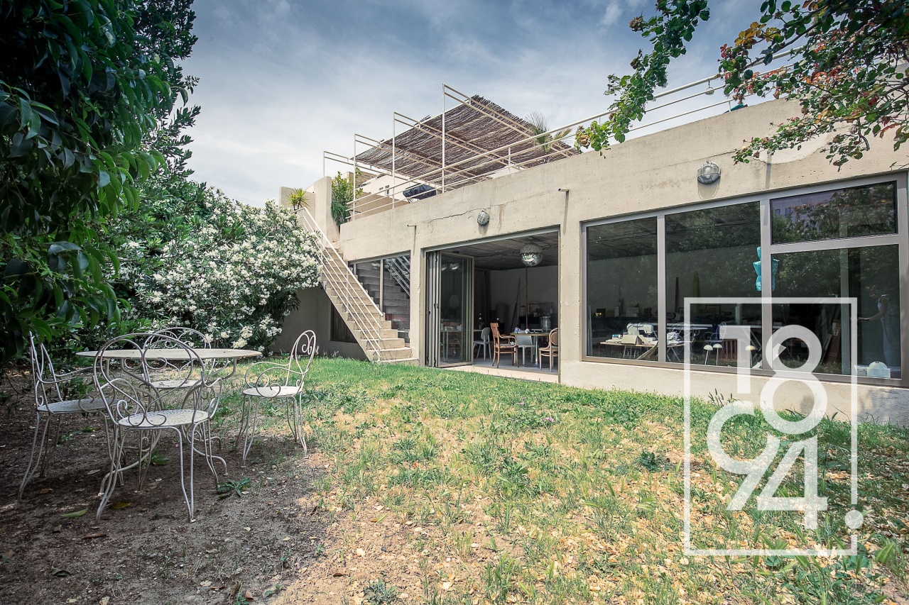 VILLA de 270 M2 AVEC PARKING T2 INDEPENDANT ET ATELIER 70 M2