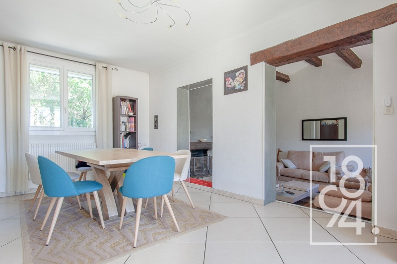Demeure Familiale de 118m2, T5 en bordure de Castillon, jardin, piscine, garage, dépendances.