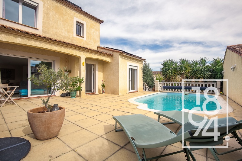 Villa de 2009 T4 avec piscine ,garage et dépendance sur une parcelle de 436m2 .