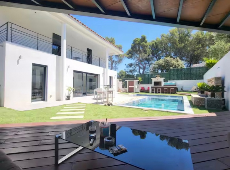 Maison contemporaine de 6 pièces de 140m2 en R+1 avec piscine, cuisine d'été et garage.