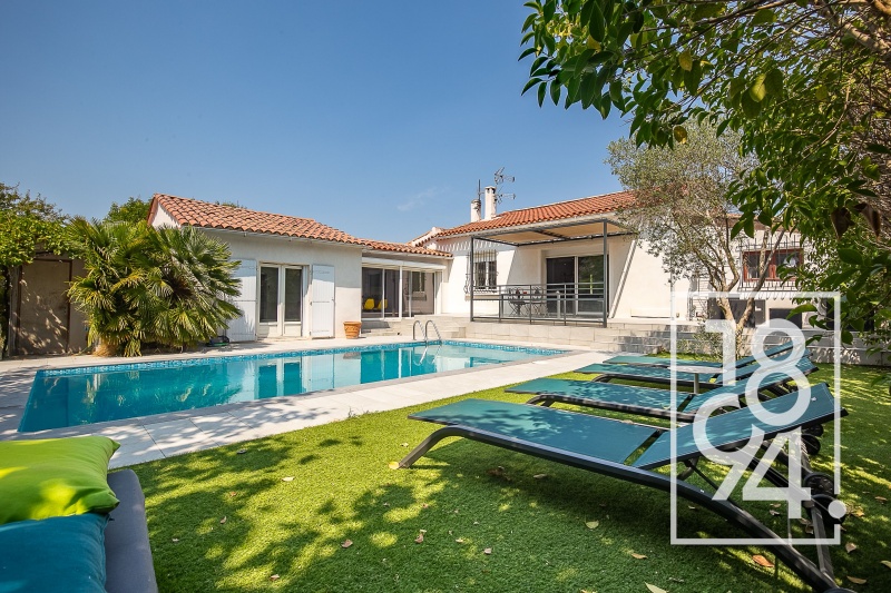 Villa de plain-pied – 5 pièces, 147 m² habitables sur 1 300 m² de terrain avec piscine et garage.