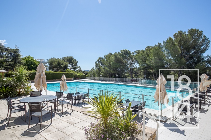 Superbe appartement T3 rénové de 74m2 avec grande terrasse Carré d'or