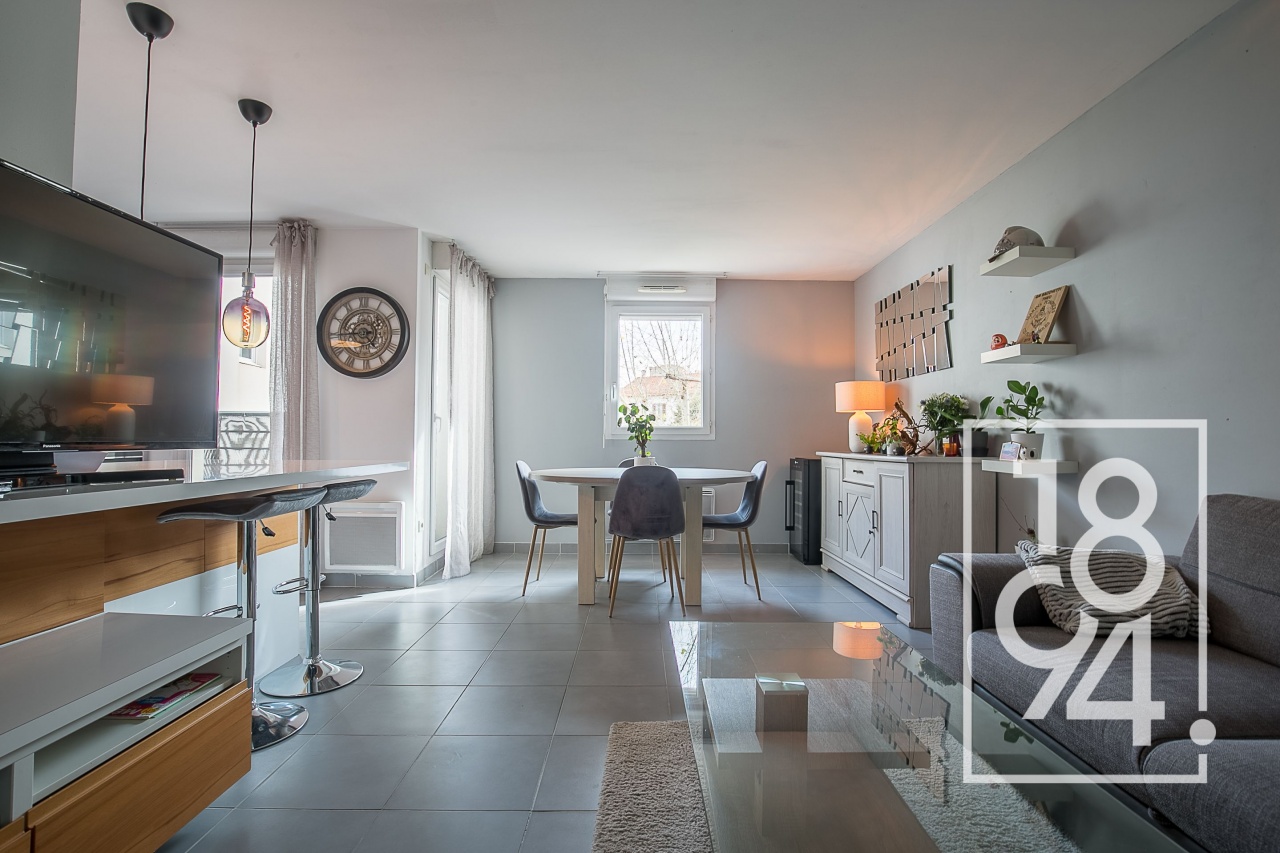 Appartement de type 3 de 67m2 rénové au deuxième et dernier étage avec une terrasse et é places de parking en sous sol.