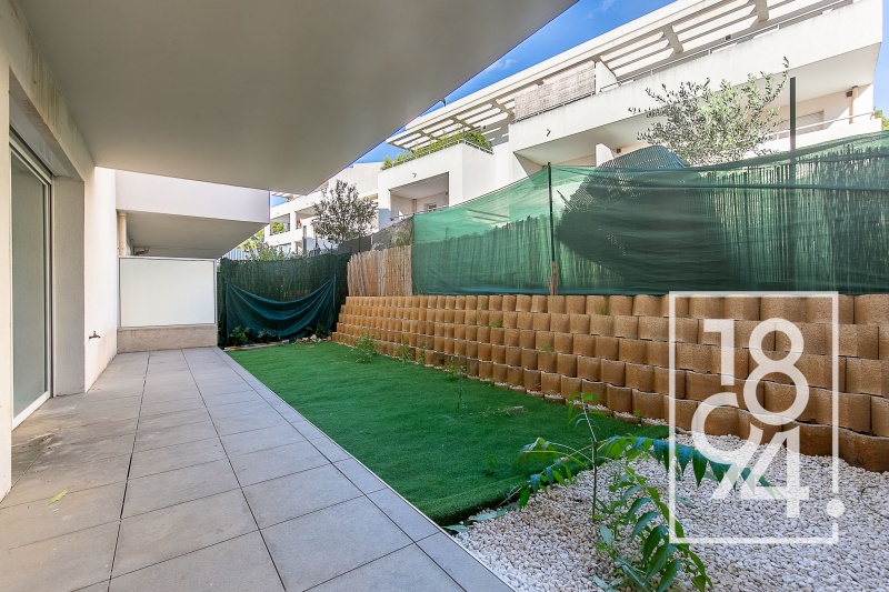 Rez de jardin de type 2 d'environ 44 m² avec jardin de 37 m² et box