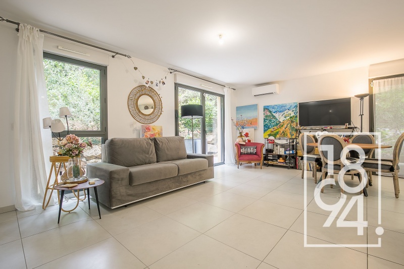Appartement T2 de 60 m2 en rez de jardin avec terrasse et garage à Luynes