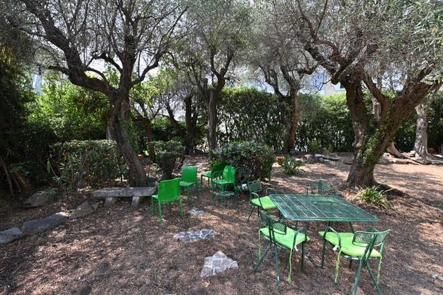 RARE TRES BEAU 4 PIECES 100 M² AVEC 500 M² DE JARDIN PRIVATIF