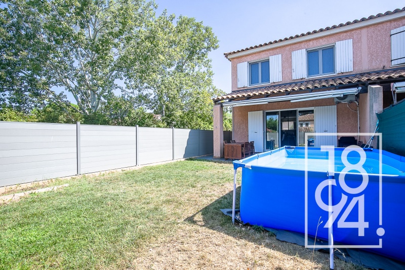 Maison traversante de 4 pièces en R+1 de 85m2 sur un terrain de 200m2 avec parking privatif.