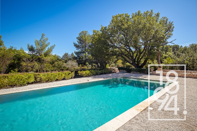 Maison rénovée de 197m2 avec dépendance et piscine à Saint Cannat