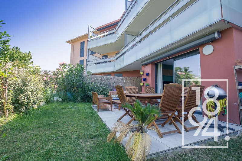 Appartement en rez-de-jardin de type 4 de 75m2 avec deux box fermé en sous-sol.