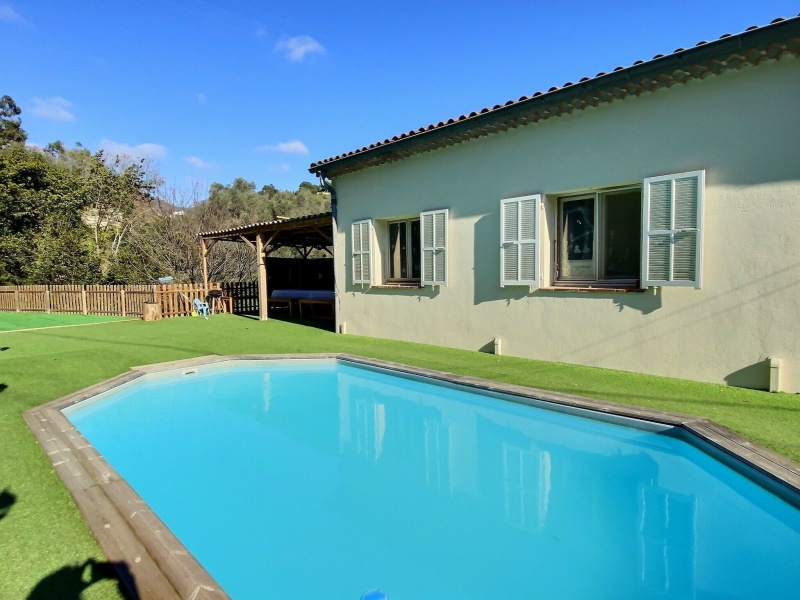 Elégante villa ensoleillée, avec piscine, terrasses et jardin - Un bien déjà conçue pour deux appartements
