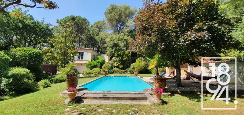 Villa de 184m2 avec ses dépendances, au calme sans vis à vis aux Pinchinats