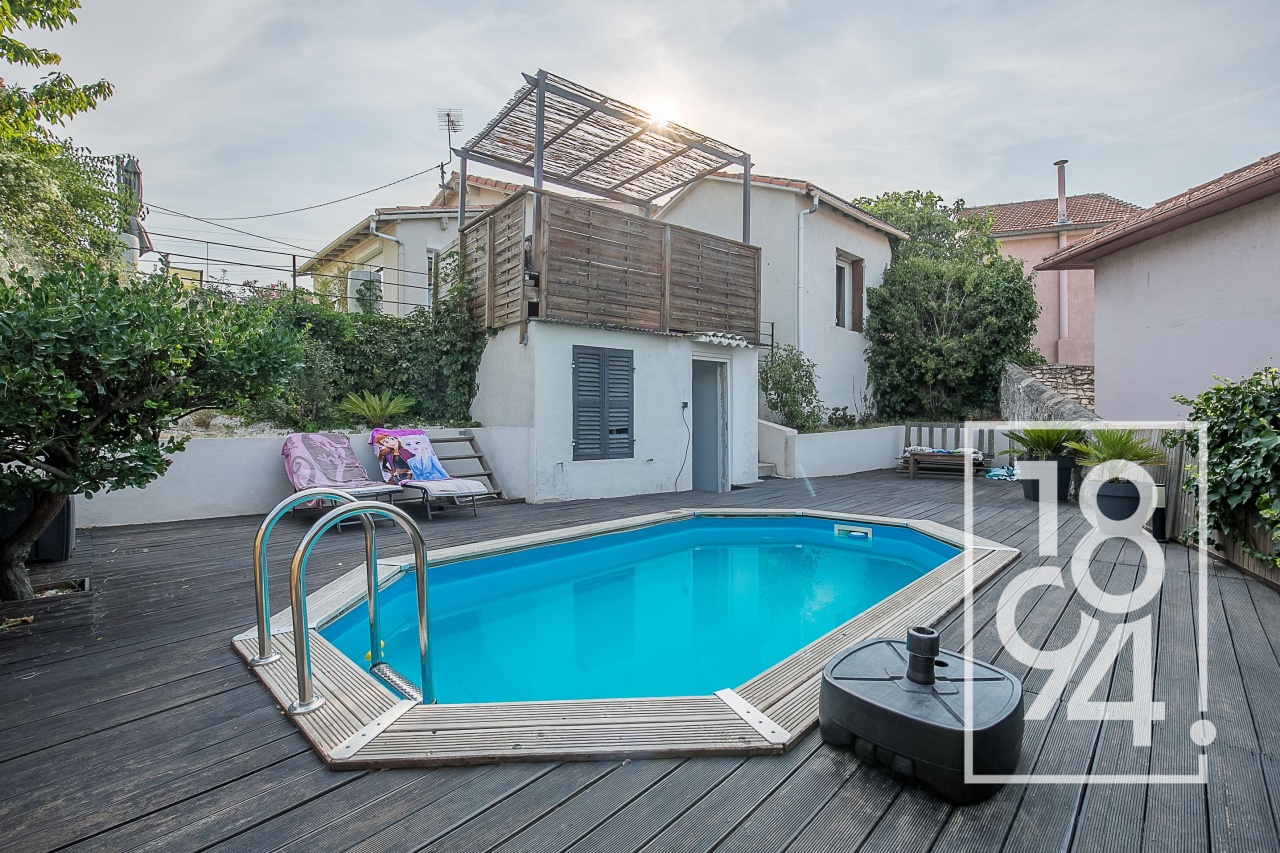 Maison de 4/5 pièces en plain-pied de 100m2 entièrement rénovée sur un terrain de 420m2 avec une piscine et une dependance.