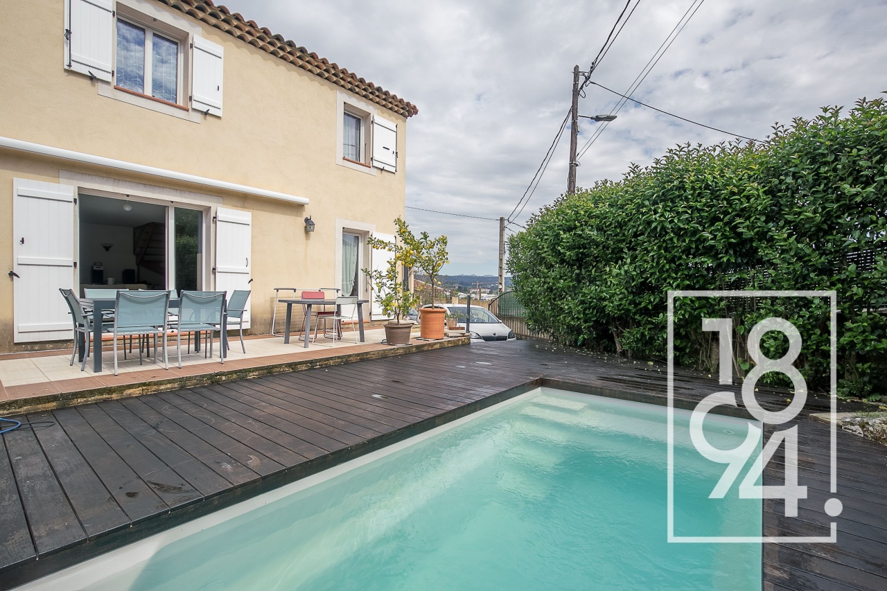 MAISON INDIVIDUELLE  À VENDRE AVEC PISCINE !