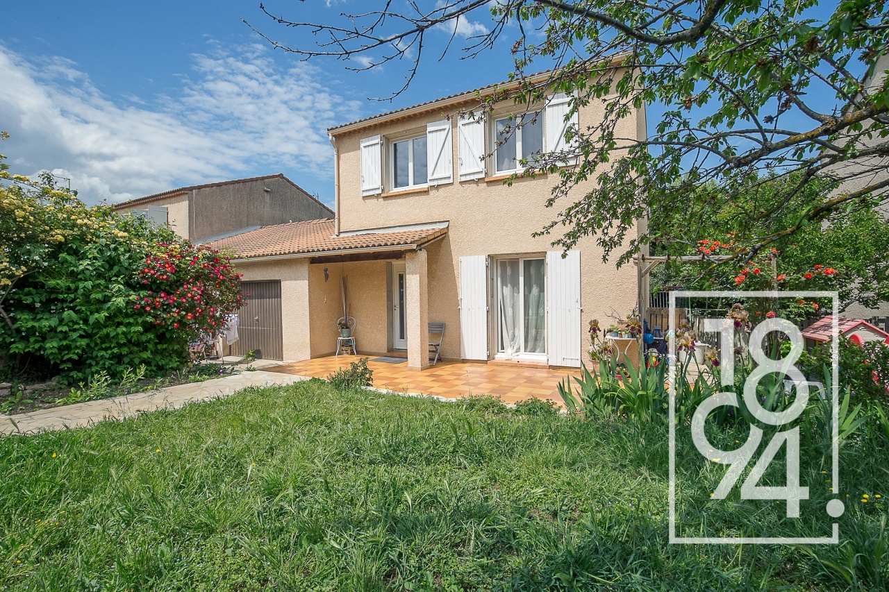 Maison À Vendre 5 pièces de 106 m² sur 400 m² de jardin avec garage